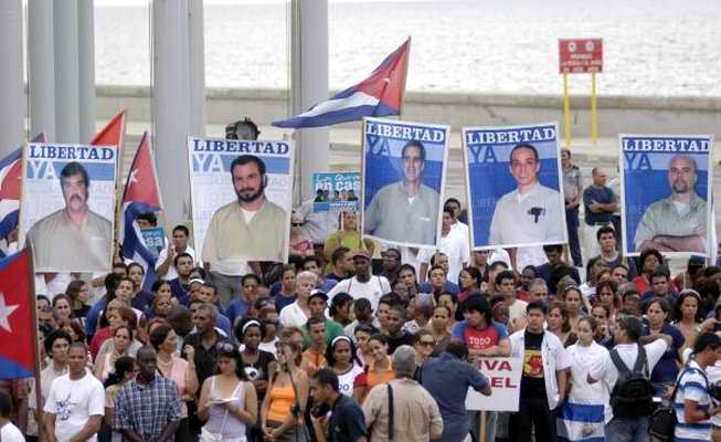 Reclaman j&oacute;venes cubanos justicia para los Cinco