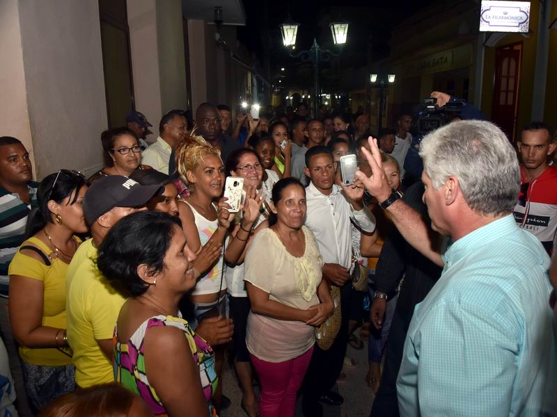 Miguel Díaz-Canel Bermúdez saludó a un numeroso grupo de personas que lo esperaban en el centro histórico de la ciudad de Bayamo.  Foto: Estudios Revolución
