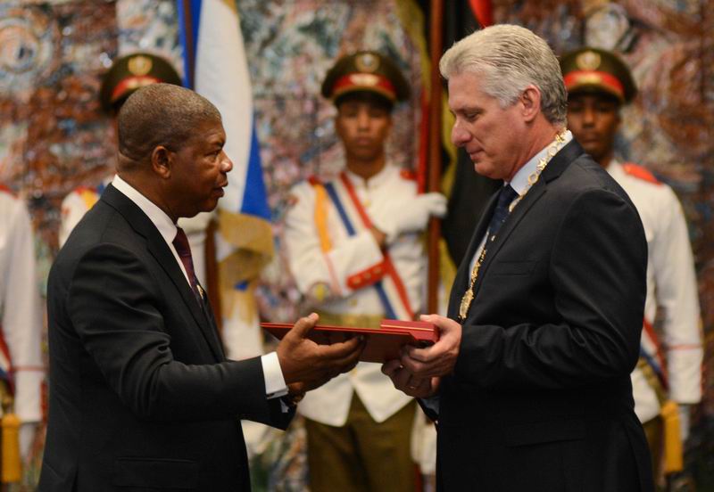 Jo�o Manuel Gon�alves (I), Presidente de la Rep�blica de Angola, condecora a Miguel D�az-Canel Berm�dez, Presidente de los Consejos de Estado y de Ministros de la Rep�blica de Cuba, con la Orden Agostinho Neto, en ceremonia efectuada en el Palacio de la Revoluci�n, en La Habana, el 1 de julio de 2019. ACN FOTO/ Marcelino V�ZQUEZ