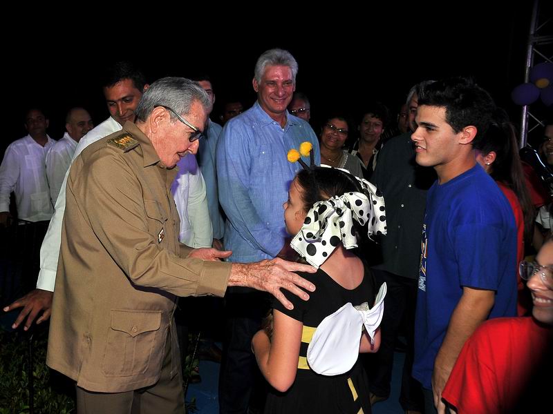Asisten Raúl y Díaz-Canel a fiesta de quince en la escuela especial Solidaridad con Panamá