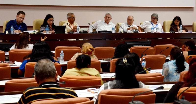 Diputados cubanos abogan por una radio y televisión en pos de la Cultura