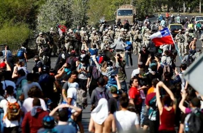 Desaf�an los chilenos el Toque de Queda decretado por el Gobierno