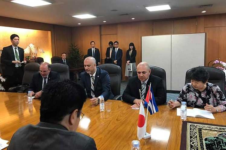 Cuban VP holds talks with leaders during visit to Japan