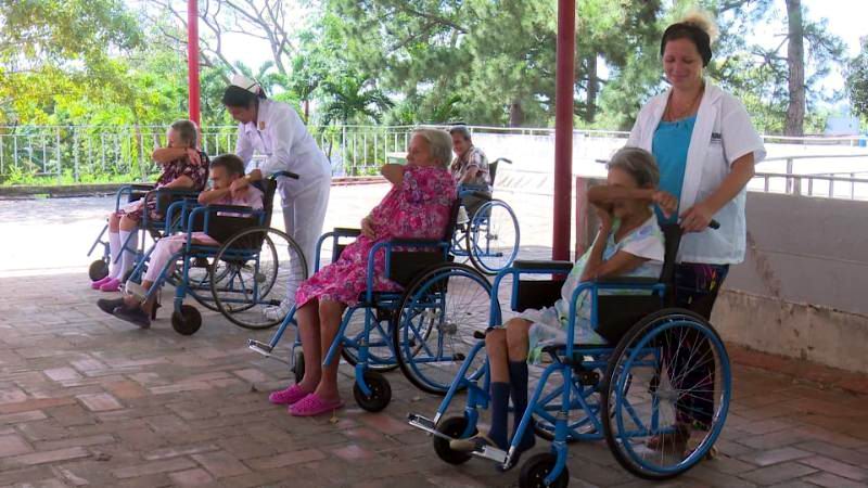 Sobre las medidas para evitar el contagio con la Covid-19 se dialoga con los ancianos en Vueltabajo. Foto: Zorileydis Pimentel 