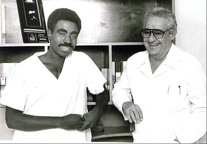 El 9 de diciembre de 1985, un equipo multidisciplinario del Hospital Docente Clínico Quirúrgico Hermanos Ameijeiras dirigido por el profesor Noel González Jiménez realizó el primer trasplante cardíaco en Cuba. Foto tomada de Infomed