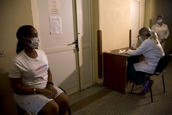 Vacunan a primeras personas con el candidato cubano contra la COVID-19