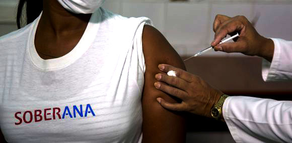 Vacunan a primeras personas con el candidato cubano contra la COVID-19