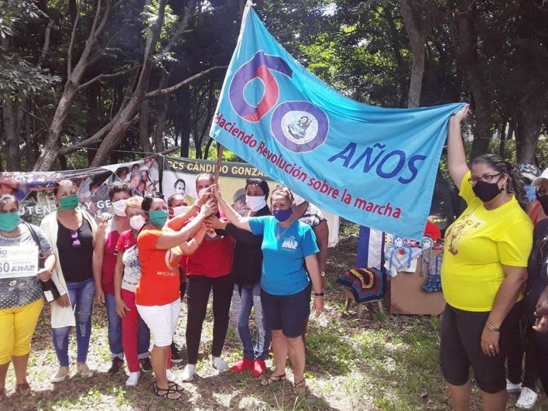 Reciben colectivos de Camagüey Bandera Aniversario 60 de la FMC