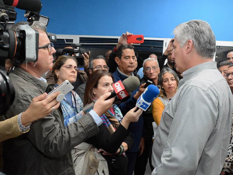 El presidente Miguel Díaz-Canel respondió preguntas de la prensa nacional y extranjera en la noche de este jueves, como parte del programa de trabajo que desarrolla en la provincia de Sancti Spíritus