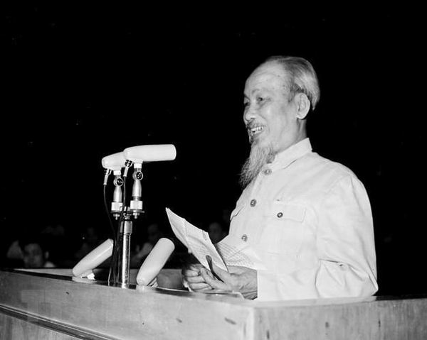 En 1945, Ho Chi Minh lee la Declaración de Independencia en la Plaza Ba Dinh. 