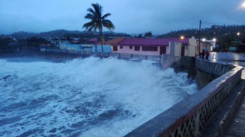 Huracán Isaías deja afectaciones por penetraciones del mar en Baracoa