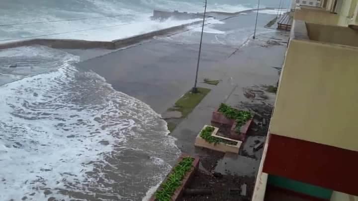 Huracán Isaías deja afectaciones por penetraciones del mar en Baracoa