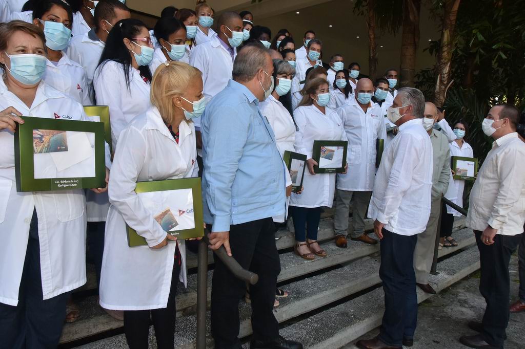 Díaz-Canel: “Ustedes son ejemplo de la solidaridad por encima del egoísmo”