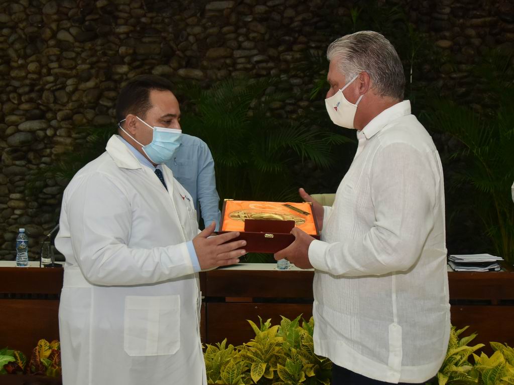 Díaz-Canel: “Ustedes son ejemplo de la solidaridad por encima del egoísmo” Díaz-Canel: “Ustedes son ejemplo de la solidaridad por encima del egoísmo”