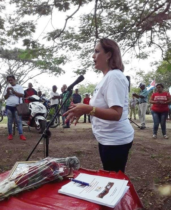 Reciben colectivos de Camagüey Bandera Aniversario 60 de la FMC