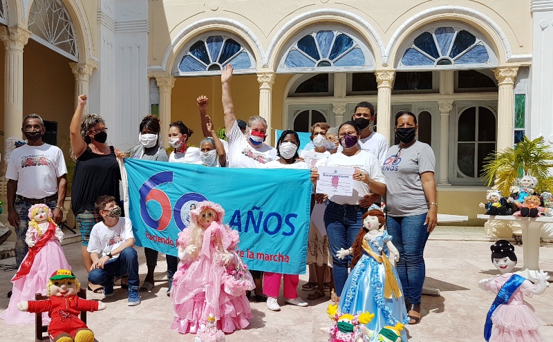 Reciben colectivos de Camagüey Bandera Aniversario 60 de la FMC