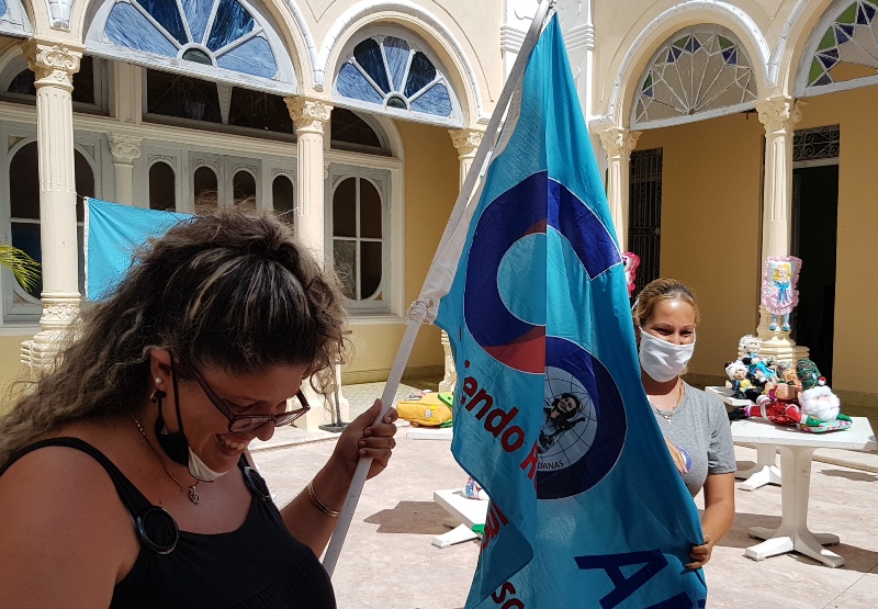 Reciben colectivos de Camagüey Bandera Aniversario 60 de la FMC