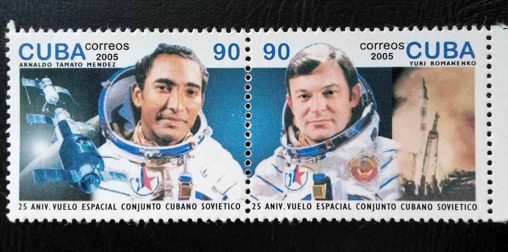 Comandante Yuri Romanenko y el cosmonauta investigador de la República de Cuba Arnaldo Tamayo Méndez.