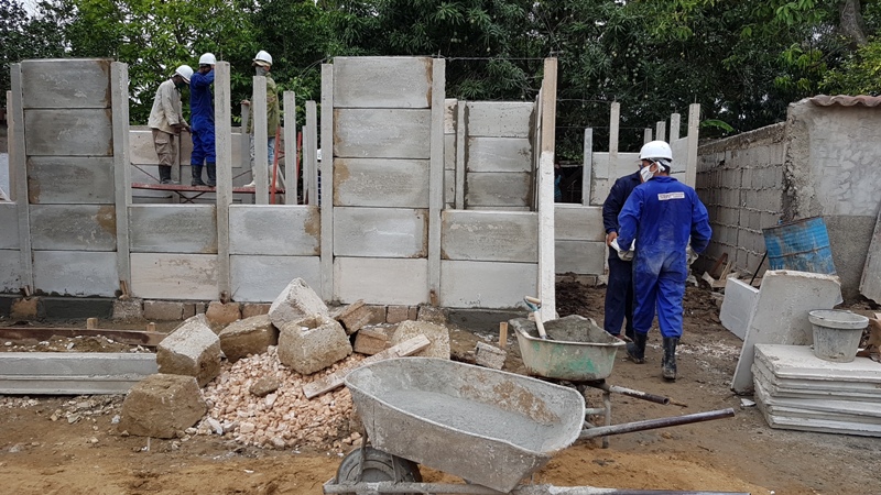 En apenas una semana, avanza la construcción de las nueve viviendas derrumbadas en Florida.