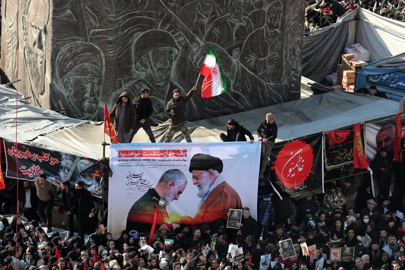 Rinden millones de iraníes homenaje a Qaseem Soleimani en funerales de Estado