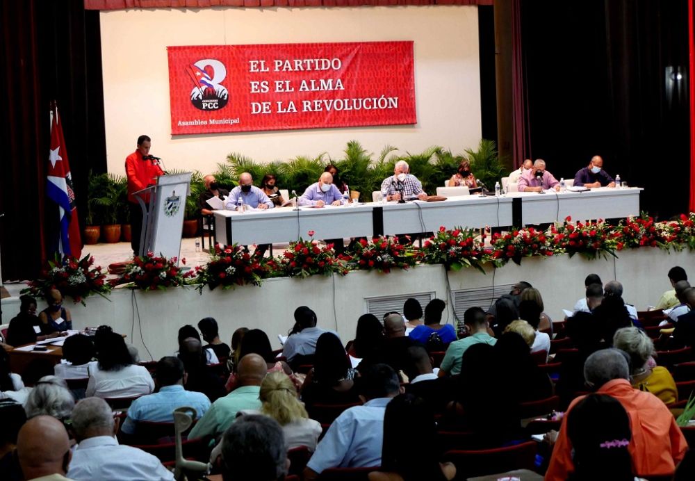 Asiste presidente cubano a Asamblea de Balance Municipal del Partido en La Lisa