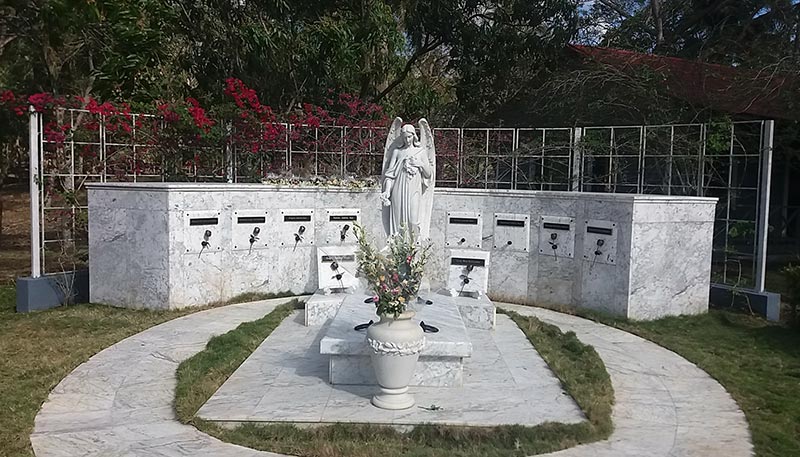 Pante�n familiar en Bir�n. Foto: Mabel Pe�a