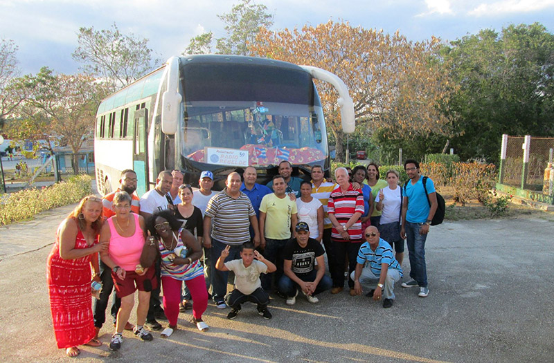 Trabajadores Vanguardias de Radio Rebelde rumbo a las provincias orientales. Foto: Yirian Garc�a