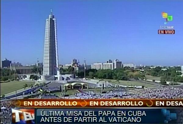 Benedicto XVI llega a la Plaza de la Revolución de La Habana, Cuba. Foto Radio Rebelde/Telesur