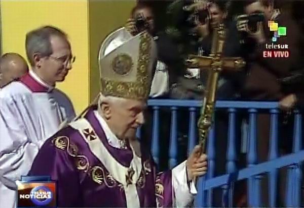 Benedicto XVI llega a la Plaza de la Revolución de La Habana, Cuba. Foto Radio Rebelde/Telesur