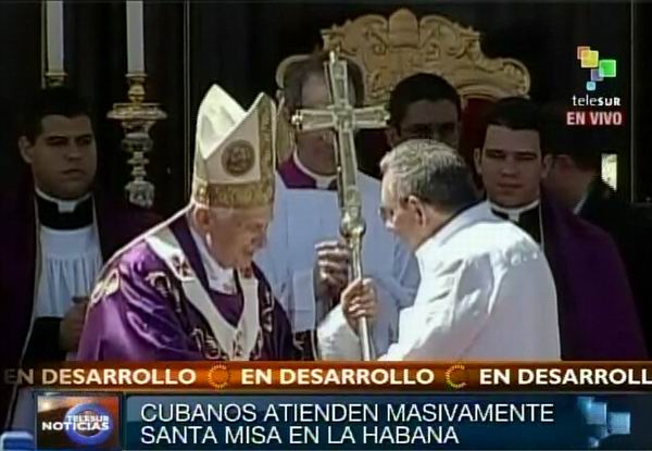 Presidente cubano Raúl Castro saluda al Sumo Pontífice Benedicto XVI en Santa Misa oficiada en la Plaza de la Revolución en La Habana, Cuba. Foto: TeleSUR / Radio Rebelde.