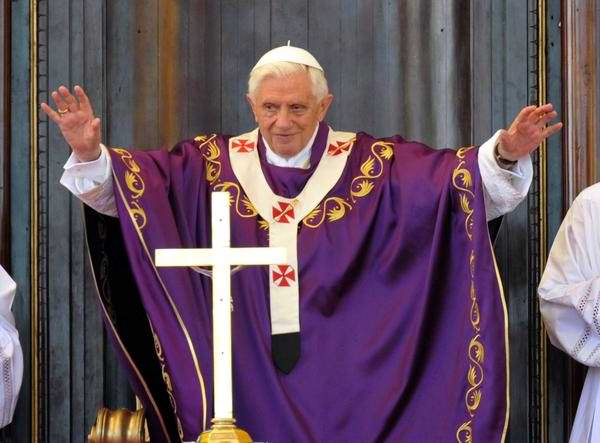 Su Santidad Benedicto XVI saluda al pueblo cubano en la Santa Misa oficiada en la Plaza de la Revolución José Martí, en La Habana, Cuba, el 27 de marzo de 2012.  Foto: Marcelino Vázquez Hernández