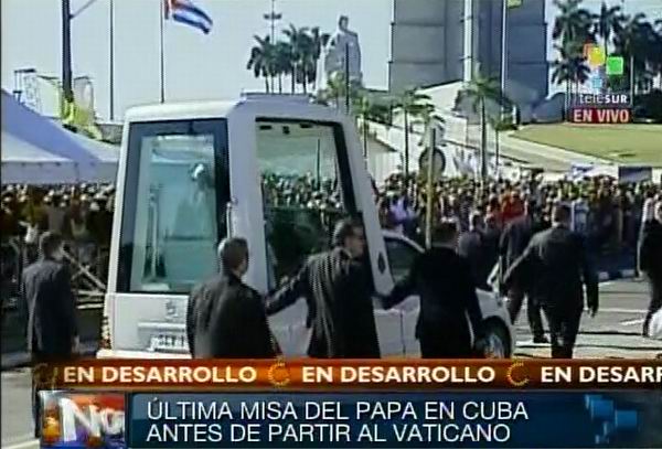 Benedicto XVI llega a la Plaza de la Revolución de La Habana, Cuba. Foto Radio Rebelde/Telesur