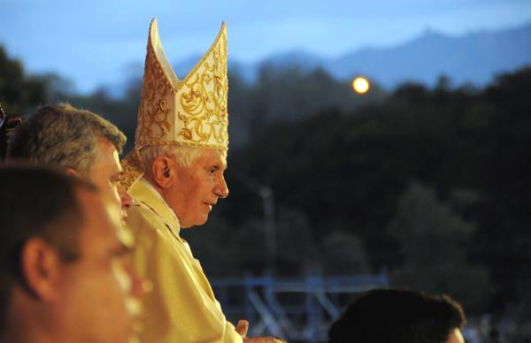 El Papa Benedicto XVI, oficia la Santa Misa en la Plaza de la Revolución Antonio Maceo, en Santiago de Cuba, el 26 de marzo de 2012. Foto: Roberto Suárez.