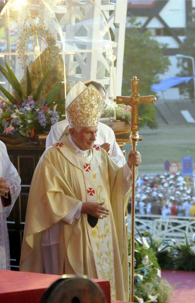 El Papa Benedicto XVI, oficia la Santa Misa en la Plaza de la Revolución Antonio Maceo, en Santiago de Cuba, el 26 de marzo de 2012. Foto: Roberto Suárez.