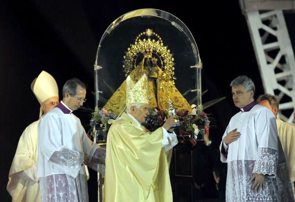 El Papa Benedicto XVI, oficia la Santa Misa en la Plaza de la Revolución Antonio Maceo, en Santiago de Cuba, el 26 de marzo de 2012. Foto: Roberto Suárez.