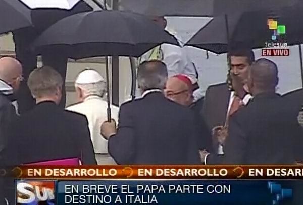 Benedicto XVI de camino al avión 