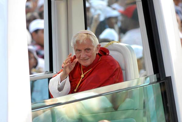 El Papa Benedicto XVI, a su llegada a la Plaza de la Revolución Antonio Maceo, para oficiar la Santa Misa, en Santiago de Cuba, el 26 de marzo de 2012. Foto: Juan Pablo Carreras.
