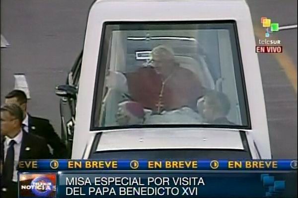 Sumo Pontífice Benedicto XVI llega a la Plaza de la Revolución Antonio Maceo en Santiago de Cuba. Foto: TeleSUR / Radio Rebelde