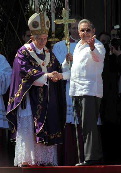 El presidente cubano Raúl Castro muestra al Santo Padre la alegría del pueblo presente en la Plaza de la Revolución durante la Santa Misa. Foto: Roberto Ruiz