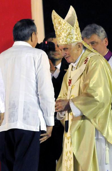 El General de Ejército Raúl Castro, presidente de los Consejos de Estado y de Ministros de Cuba, saluda al Papa Benedicto XVI, después de concluida la Misa, en la Plaza de la Revolución Antonio Maceo, en Santiago de Cuba, el 26 de marzo de 2012. Foto: Roberto Suárez.