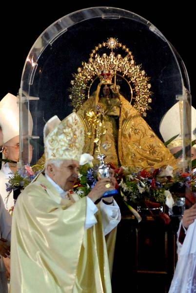 El Papa Benedicto XVI ofrendó La Rosa de Oro a la imagen de la Virgen de la Caridad, durante la Santa Misa, en la Plaza de la Revolución Antonio Maceo, en Santiago de Cuba, el 23 de marzo de 20125. Foto: Juan Pablo Carreras