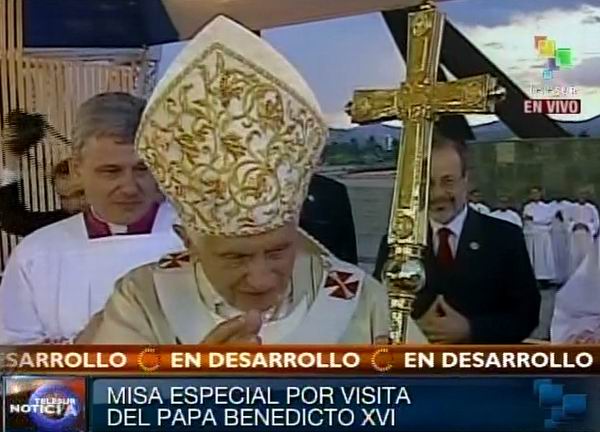 Santidad Benedicto XVI oficia Santa Misa por el 400 aniversario del hallazgo de la imagen de la Virgen de la Caridad del Cobre en la Plaza Antonio Maceo de Santiago de Cuba. Foto: TeleSUR / Radio Rebelde