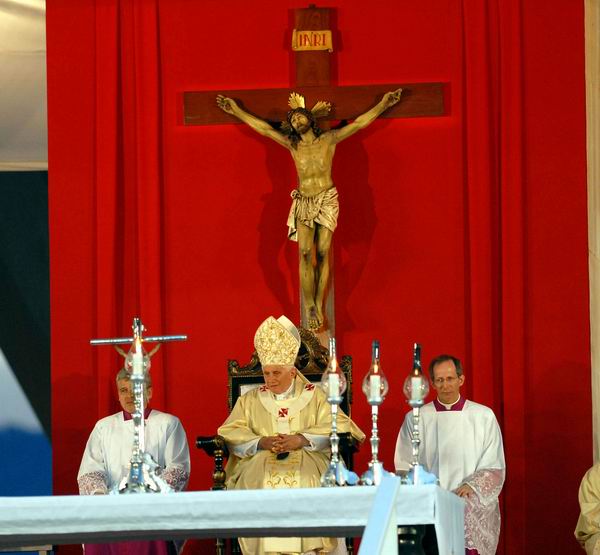 El Papa Benedicto XVI, oficia la Santa Misa en la Plaza de la Revolución Antonio Maceo, en Santiago de Cuba, el 26 de marzo de 2012. Foto: Juan Pablo Carreras