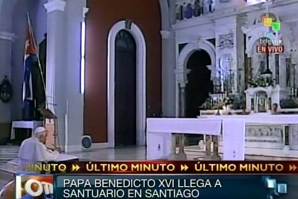 El Papa Benedicto XVI ora ante la imagen de la Virgen de la Caridad del Cobre en el santuario a la Patrona de Cuba en Santiago de Cuba.  27 de marzo de 2012. Foto: TeleSUR / Radio Rebelde