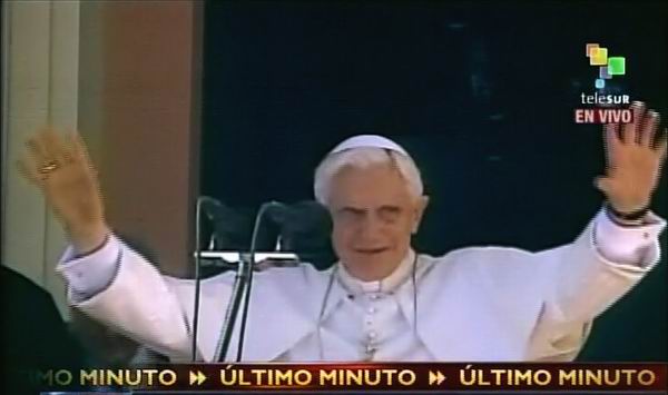 El Papa Benedicto XVI saluda a los cubanos reunidos en el Santuario de la Virgen de la Caridad del Cobre durante su visita. 27 de marzo de 2012. Foto: TeleSUR / Radio Rebelde El Papa Benedicto XVI saluda a los cubanos reunidos en el Santuario de la Virgen de la Caridad del Cobre durante su visita. 27 de marzo de 2012. Foto: TeleSUR / Radio Rebelde