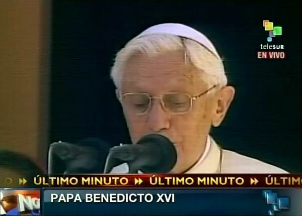 El Papa Benedicto XVI lee mensaje en el Santuario de la Virgen de la Caridad del Cobre, Santiago de Cuba.27 de marzo de 2012. Foto: TeleSUR / Radio Rebelde El Papa Benedicto XVI lee mensaje en el Santuario de la Virgen de la Caridad del Cobre, Santiago de Cuba.27 de marzo de 2012. Foto: TeleSUR / Radio Rebelde