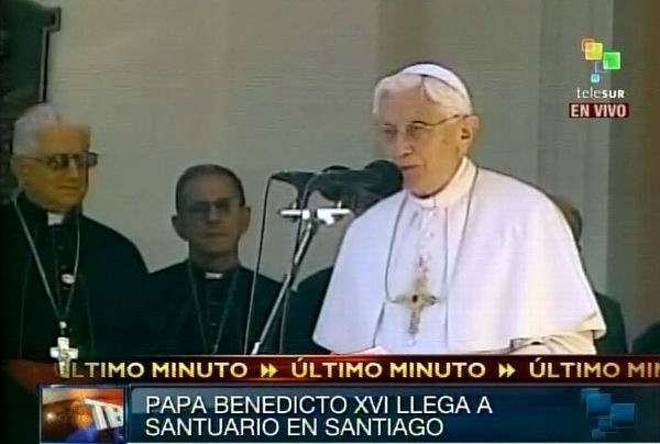 El Papa Benedicto XVI lee mensaje en el Santuario de la Virgen de la Caridad del Cobre, Santiago de Cuba.27 de marzo de 2012. Foto: TeleSUR / Radio Rebelde El Papa Benedicto XVI lee mensaje en el Santuario de la Virgen de la Caridad del Cobre, Santiago de Cuba.27 de marzo de 2012. Foto: TeleSUR / Radio Rebelde