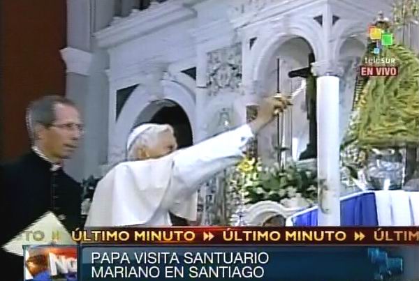 El Papa Benedicto XVI enciende un cirio a la Patrona de Cuba, la Virgen de la Caridad del Cobre en el santuario de Santiago de Cuba.  27 de marzo de 2012. Foto: TeleSUR / Radio Rebelde
