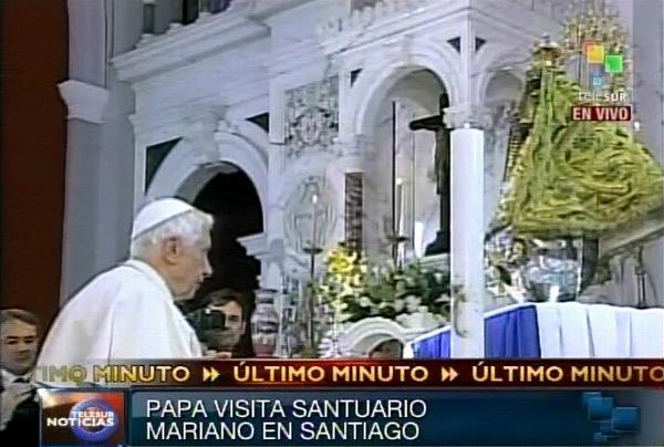El Papa Benedicto XVI ante la Patrona de Cuba, la Virgen de la Caridad del Cobre en el santuario de Santiago de Cuba. 27 de marzo de 2012. Foto: TeleSUR / Radio Rebelde El Papa Benedicto XVI ante la Patrona de Cuba, la Virgen de la Caridad del Cobre en el santuario de Santiago de Cuba. 27 de marzo de 2012. Foto: TeleSUR / Radio Rebelde