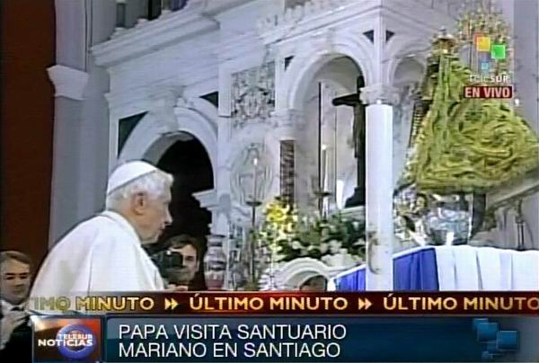 El Papa Benedicto XVI ante la Patrona de Cuba, la Virgen de la Caridad del Cobre en el santuario de Santiago de Cuba.  27 de marzo de 2012. Foto: TeleSUR / Radio Rebelde